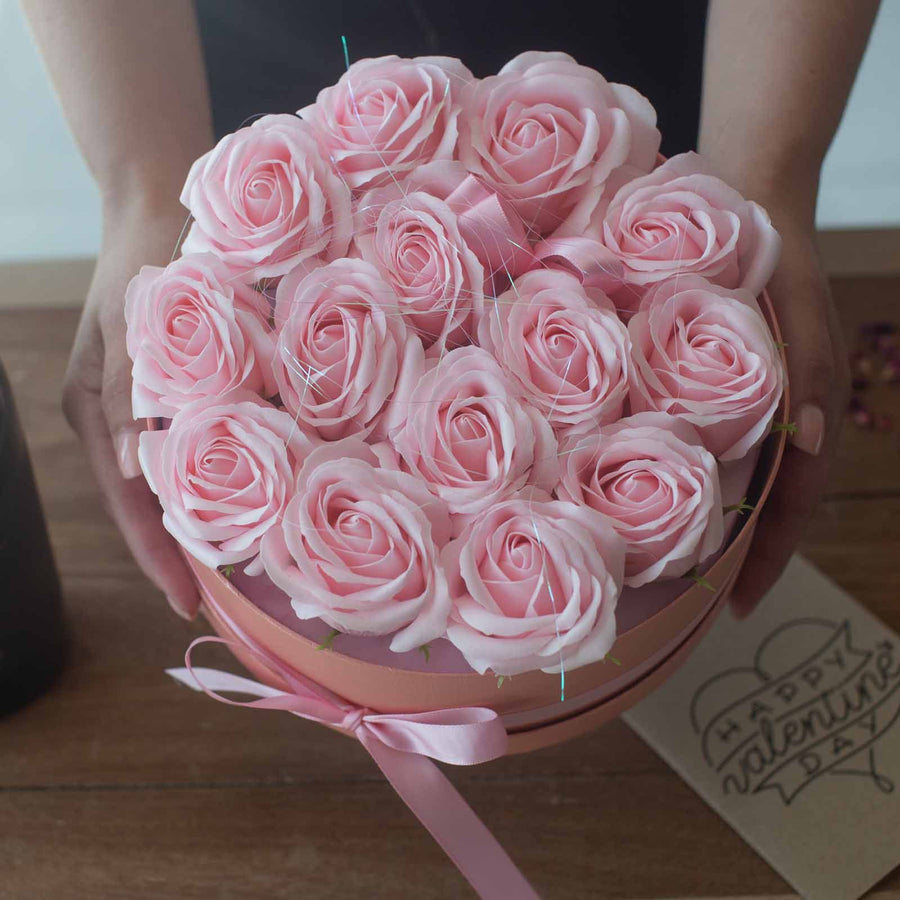 Bouquet de Fleurs de Savon – 14 Roses Roses en Coffret Rond