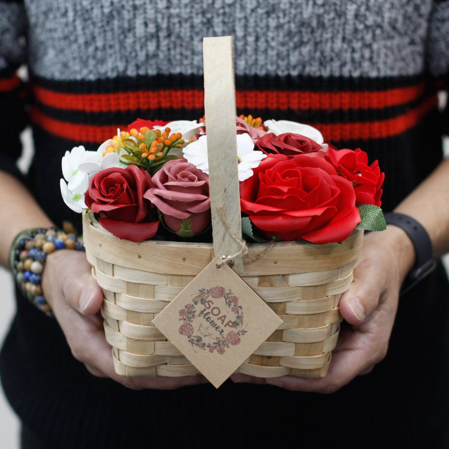Bouquet de Fleurs de Savon Rouge dans un Panier en Osier