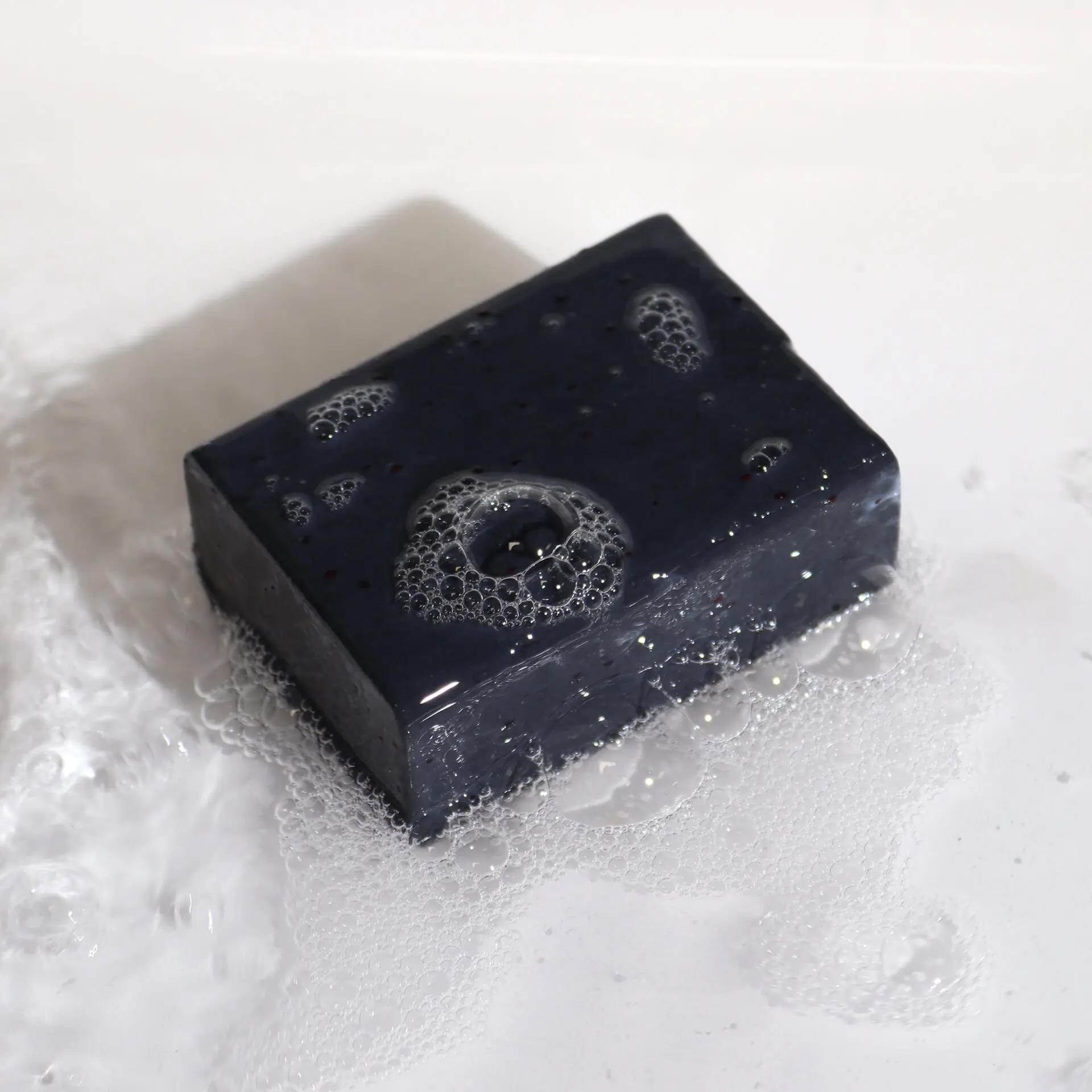 Savon au Charbon Actif - Bergamotte & Sandalwood – Image 4